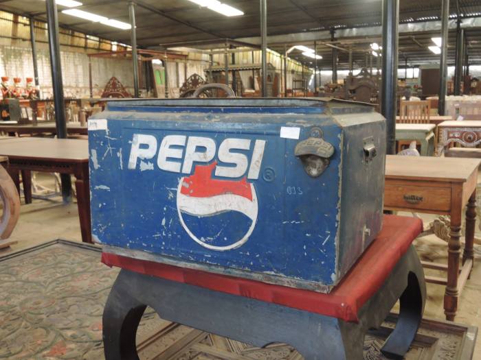 I found this old freezer for drinks embedded in ice cubes at Sharma Farms / Delhi.