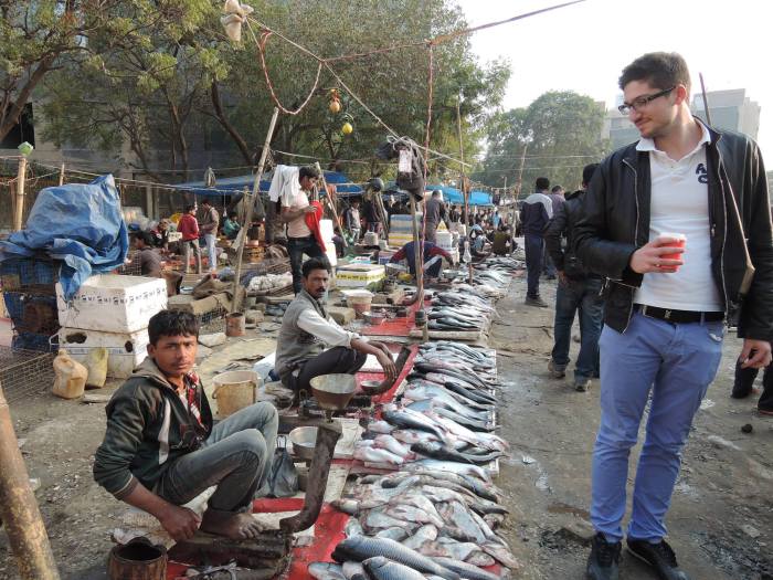 Serviceplan-Praktikant Philip Jeschko am Fischmarkt in Gurgaon - © Andreas Wochenalt